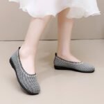 Breathable and casual for girls / soft-soled flat non slip bean shoes Beijing cloth shoes - Image 3